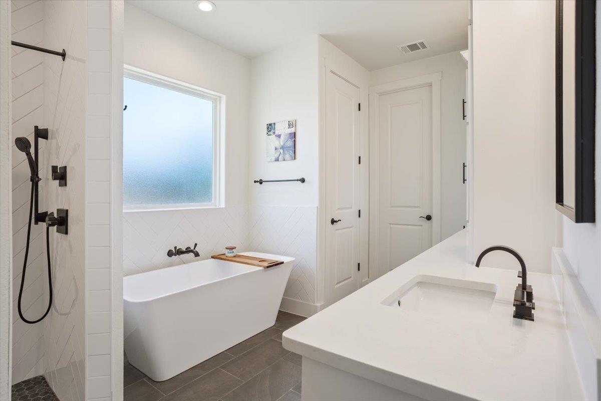 1250 E Creekview Dr, Salado, TX 76571