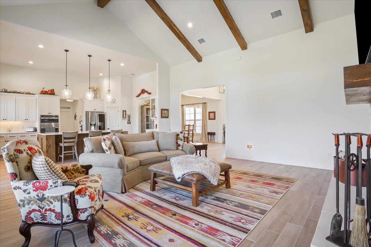 1250 E Creekview Dr, Salado, TX 76571