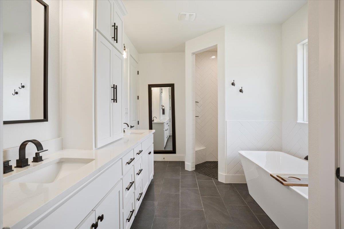 1250 E Creekview Dr, Salado, TX 76571