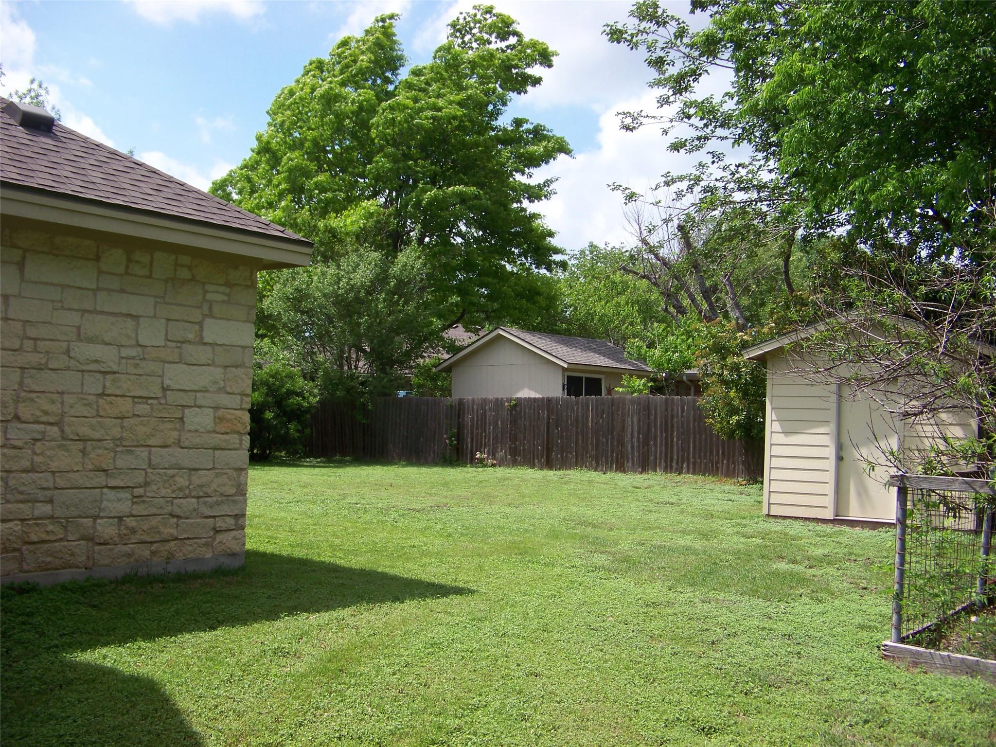 1400 T H Johnson Dr, Taylor, TX 76574