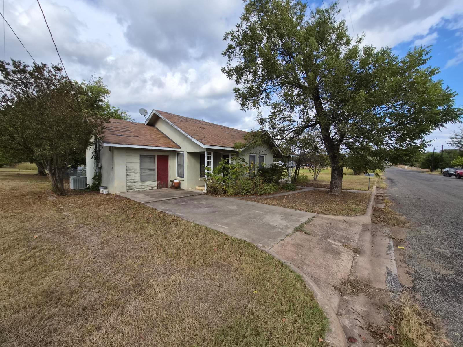 601 E Green St, Llano, TX 78643