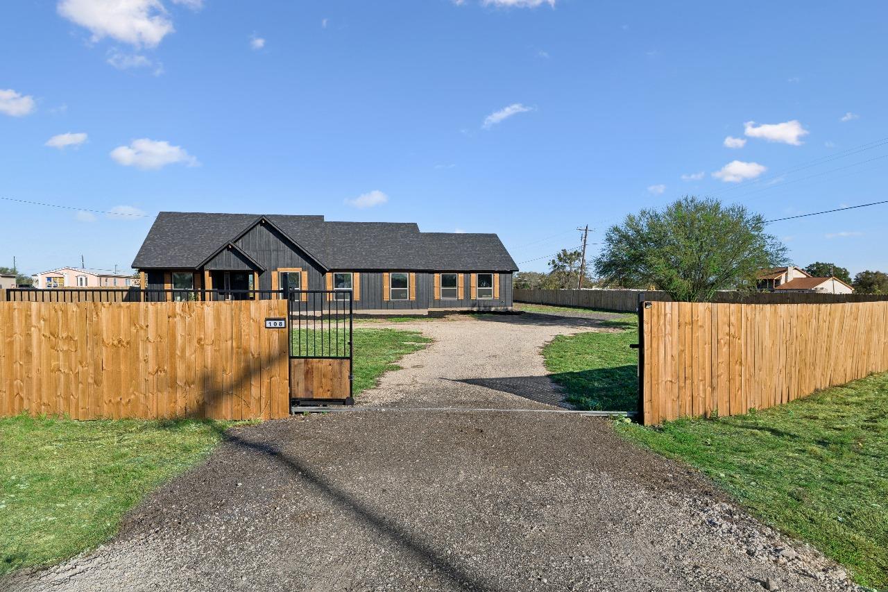 108 Santa Teresa Rd, Kyle, TX 78640