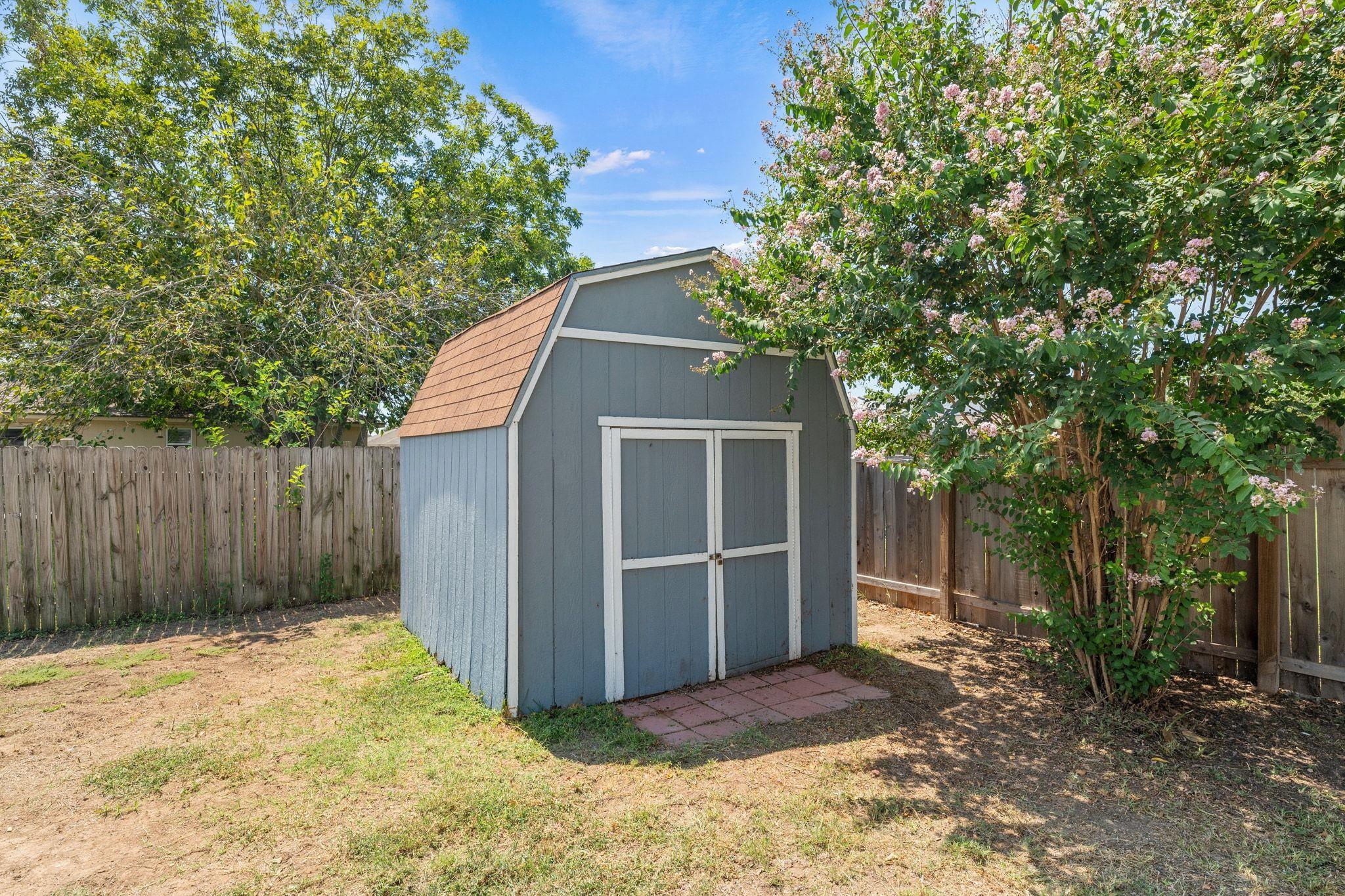 404 Country Estates Dr, Hutto, TX 78634