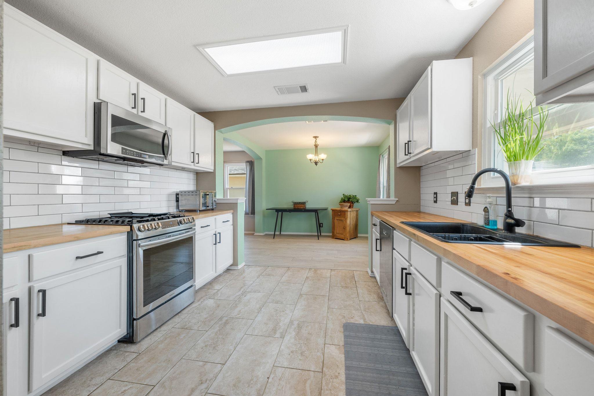 404 Country Estates Dr, Hutto, TX 78634