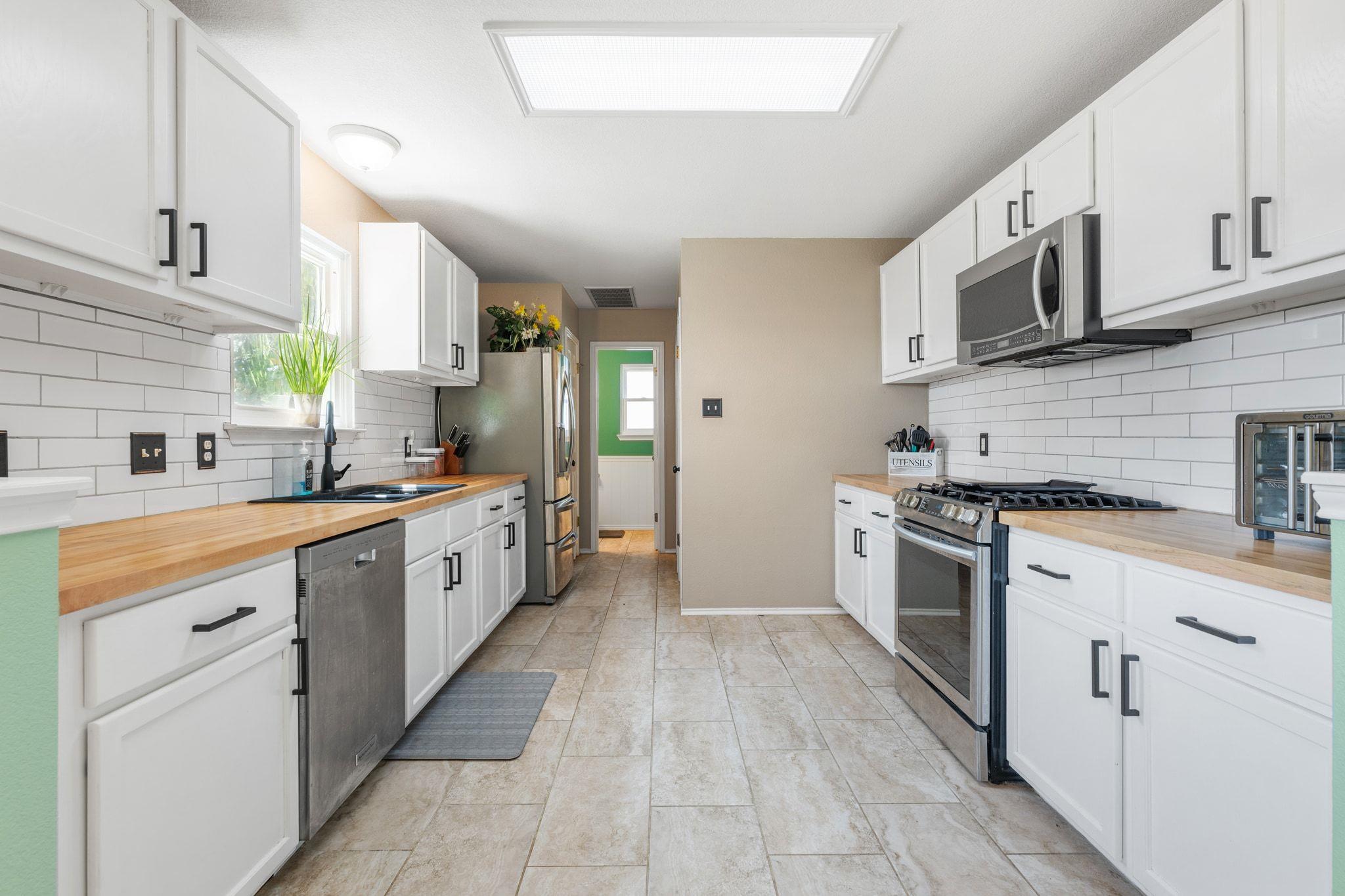 404 Country Estates Dr, Hutto, TX 78634