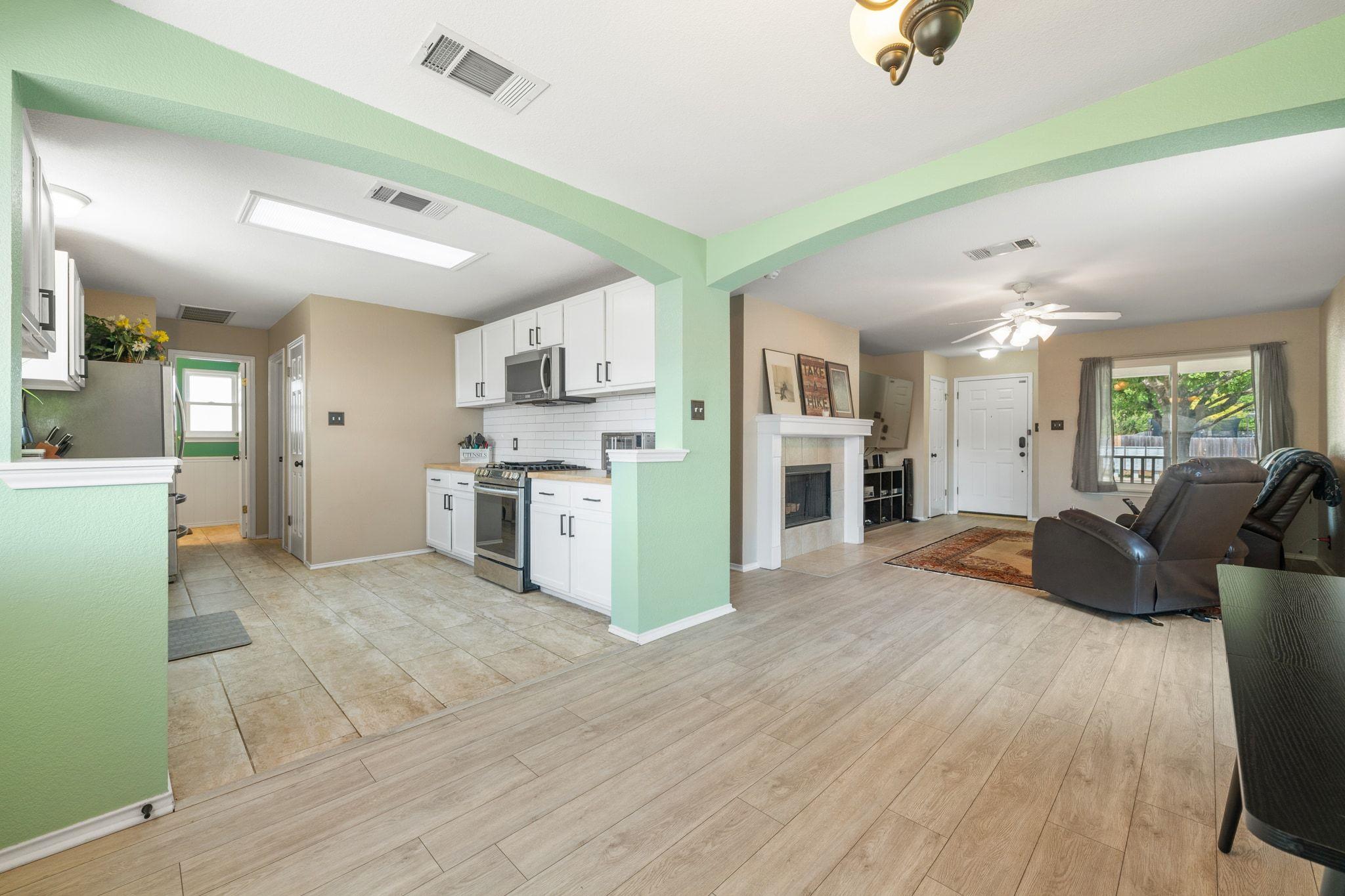 404 Country Estates Dr, Hutto, TX 78634