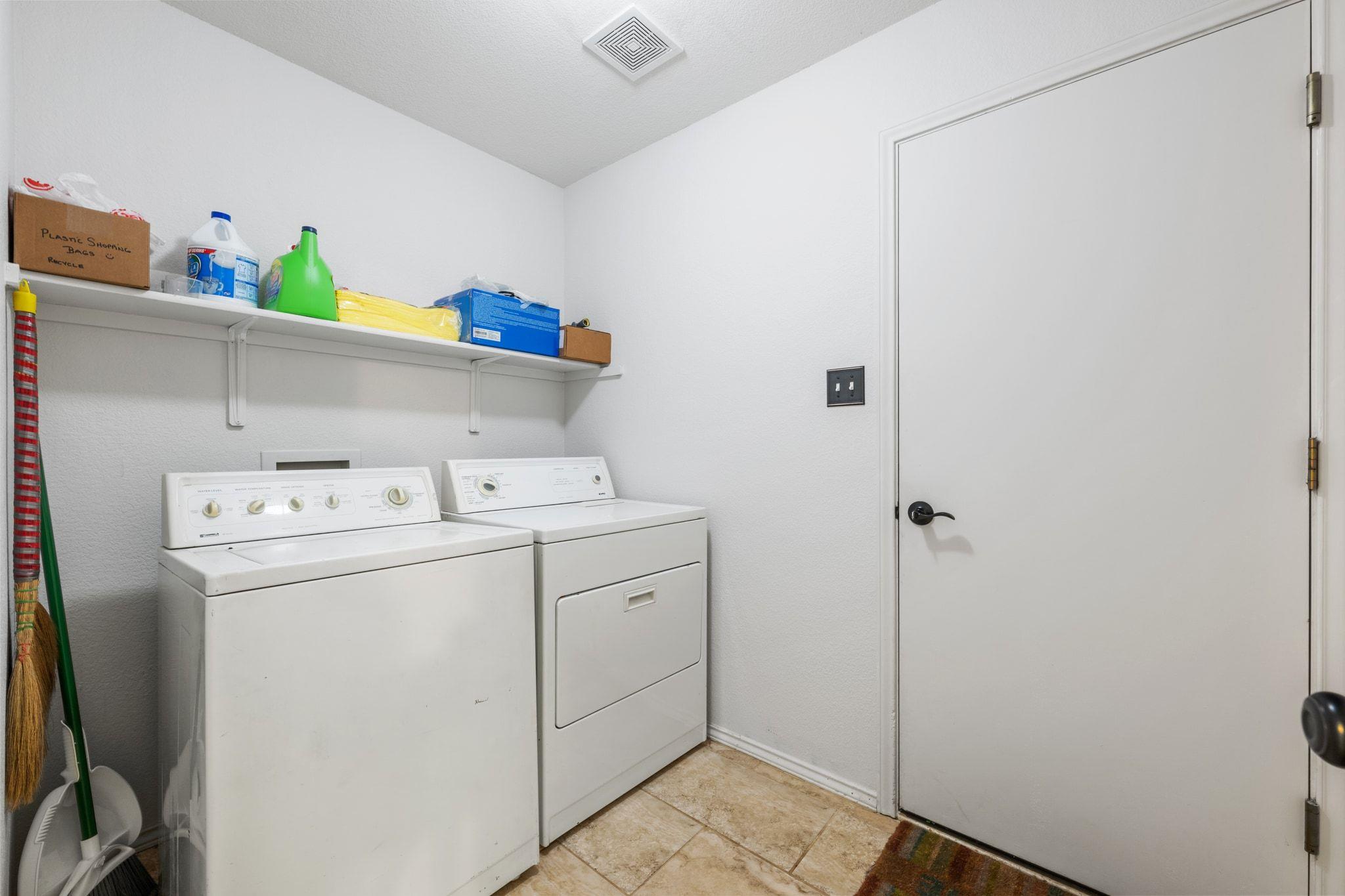 404 Country Estates Dr, Hutto, TX 78634