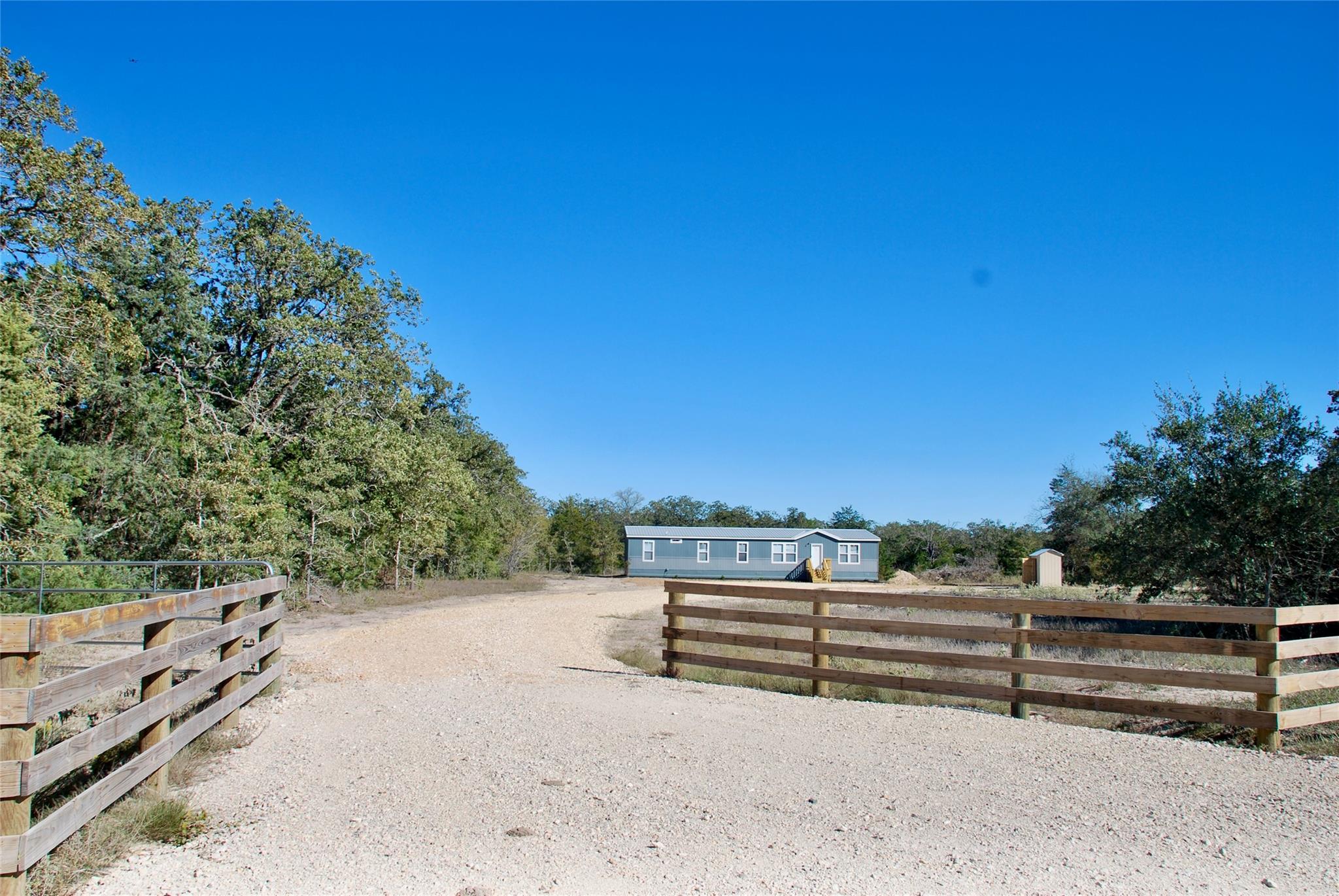 1727 Davis Rd, Muldoon, TX 78949