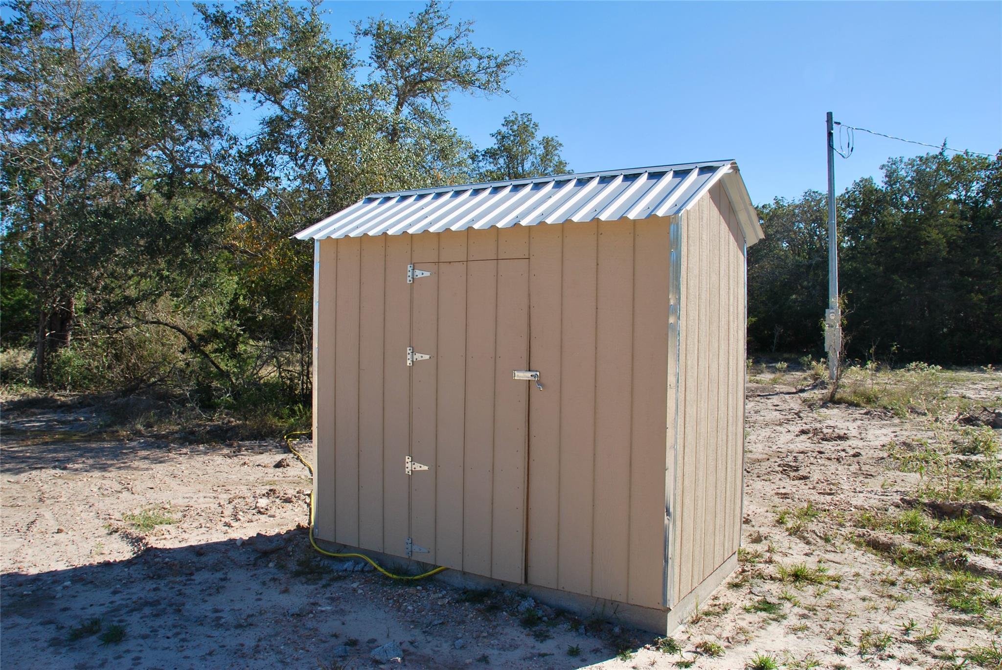 1727 Davis Rd, Muldoon, TX 78949