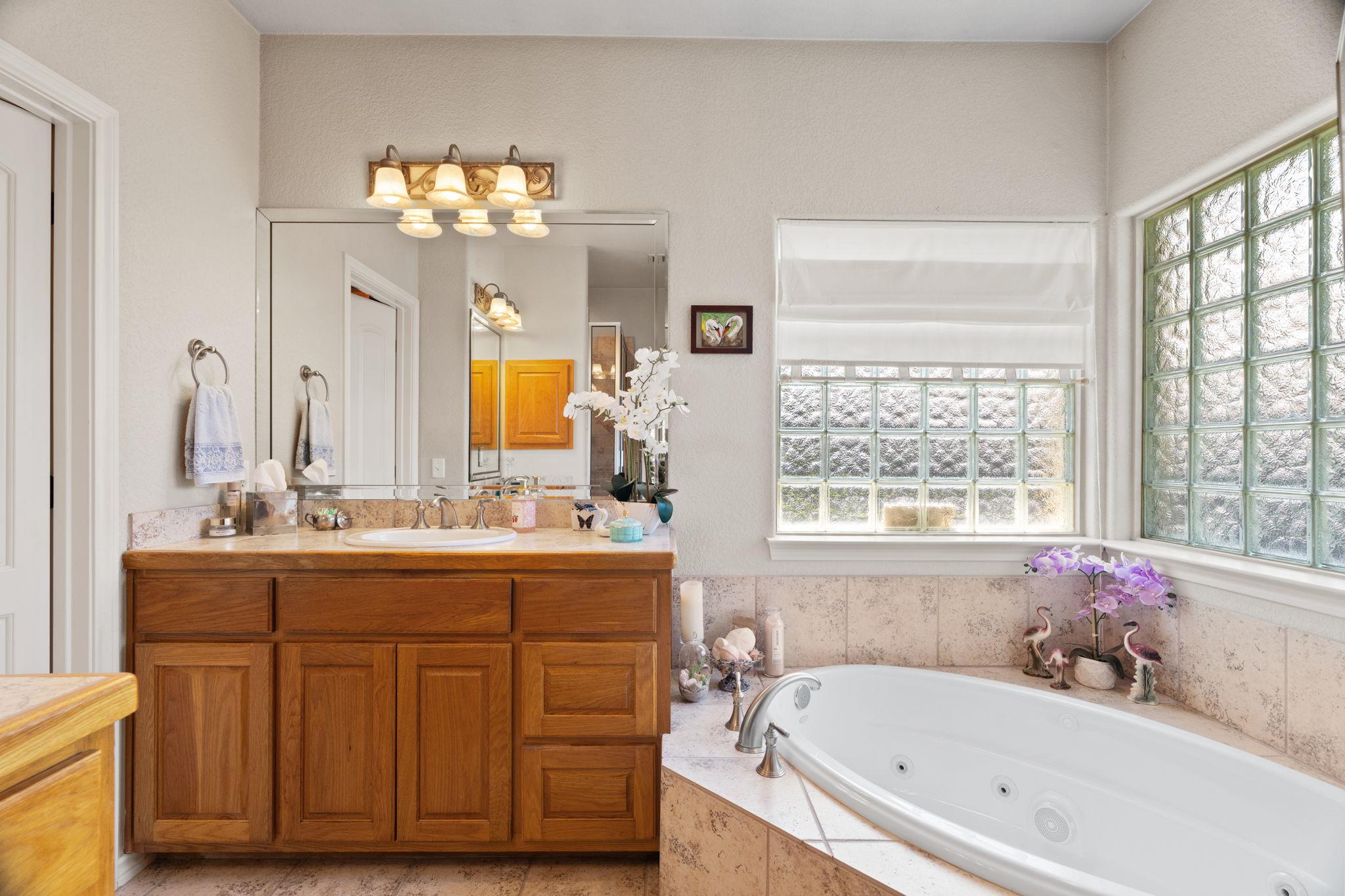 813 Lacey Oak Cir, Marble Falls, TX 78654