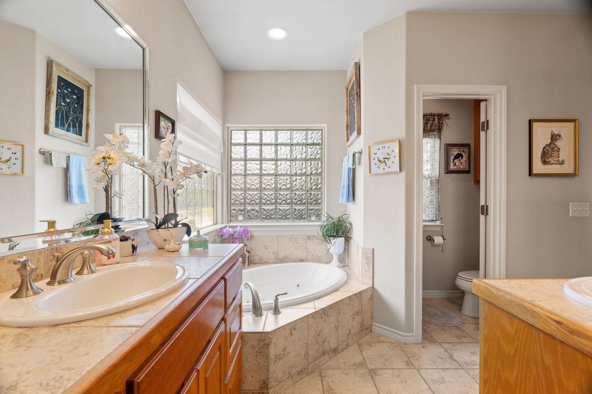 813 Lacey Oak Cir, Marble Falls, TX 78654