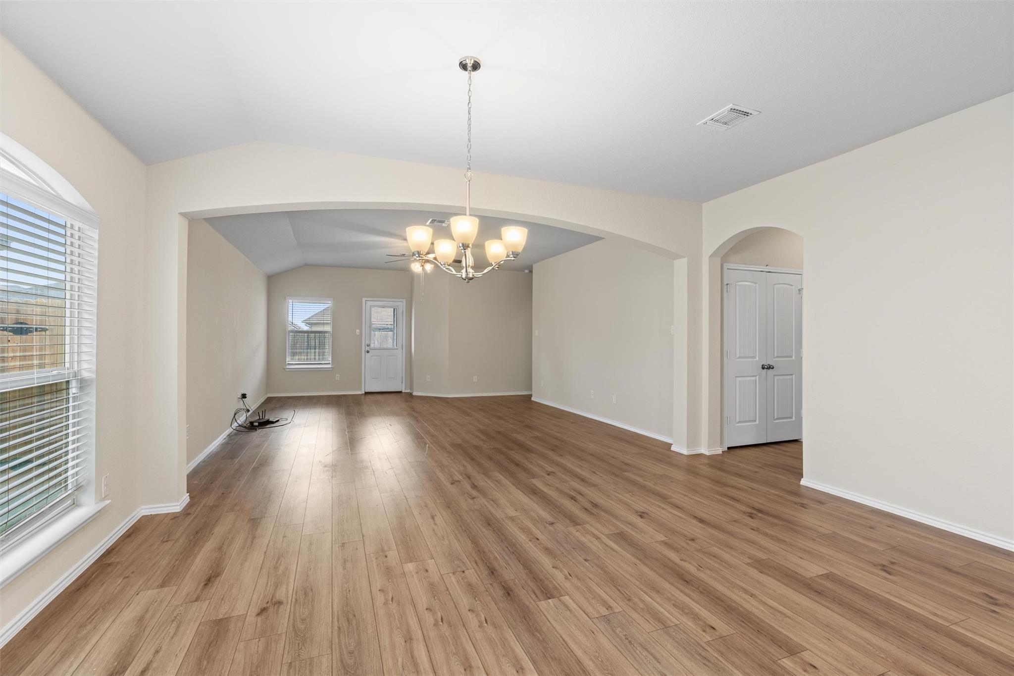 227 Reagor Dr, Taylor, TX 76574