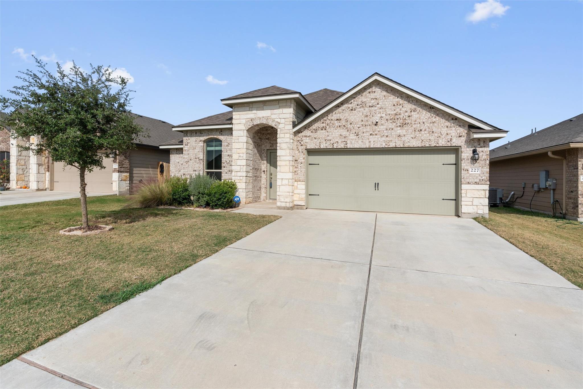 227 Reagor Dr, Taylor, TX 76574