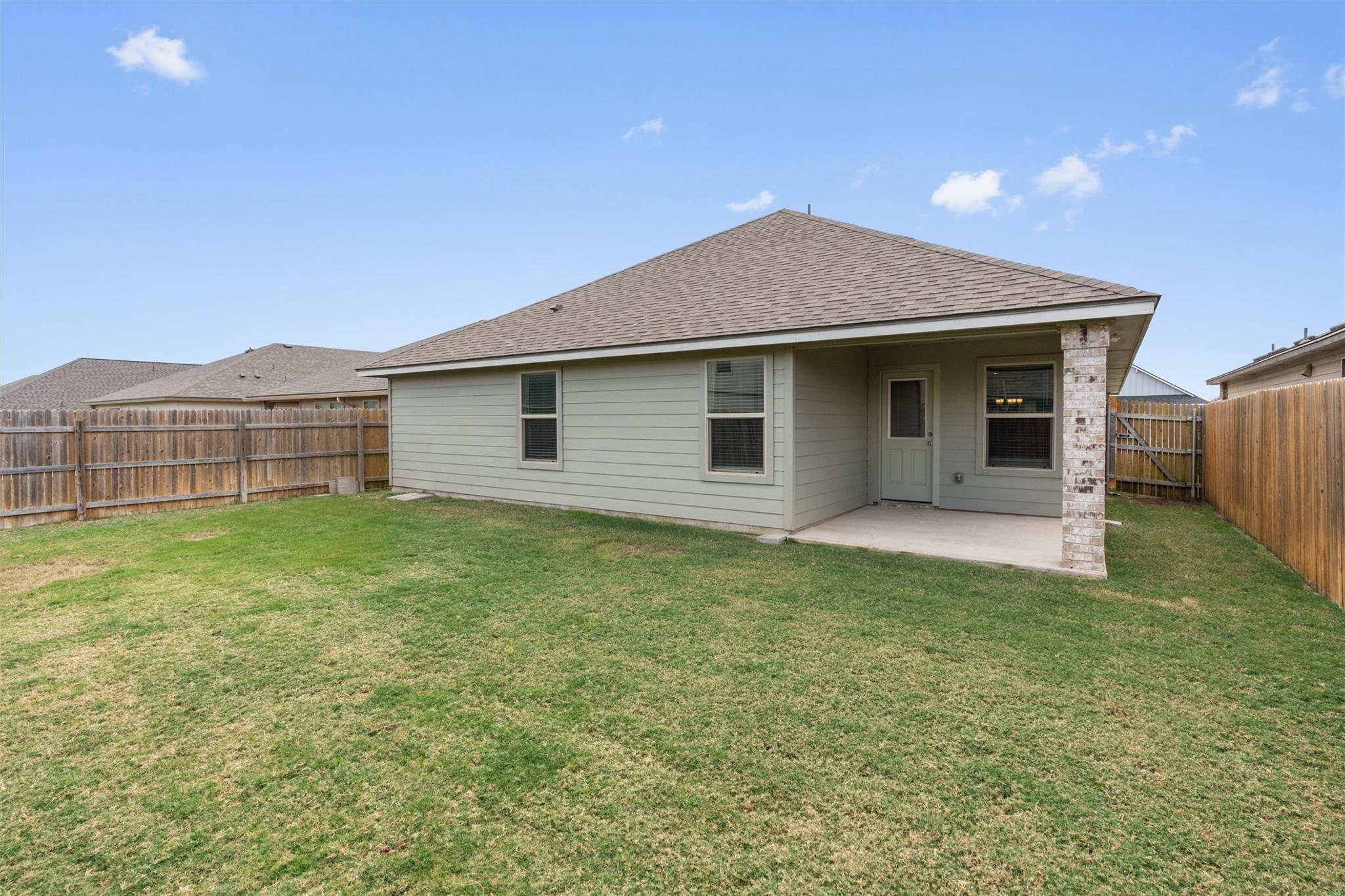 227 Reagor Dr, Taylor, TX 76574