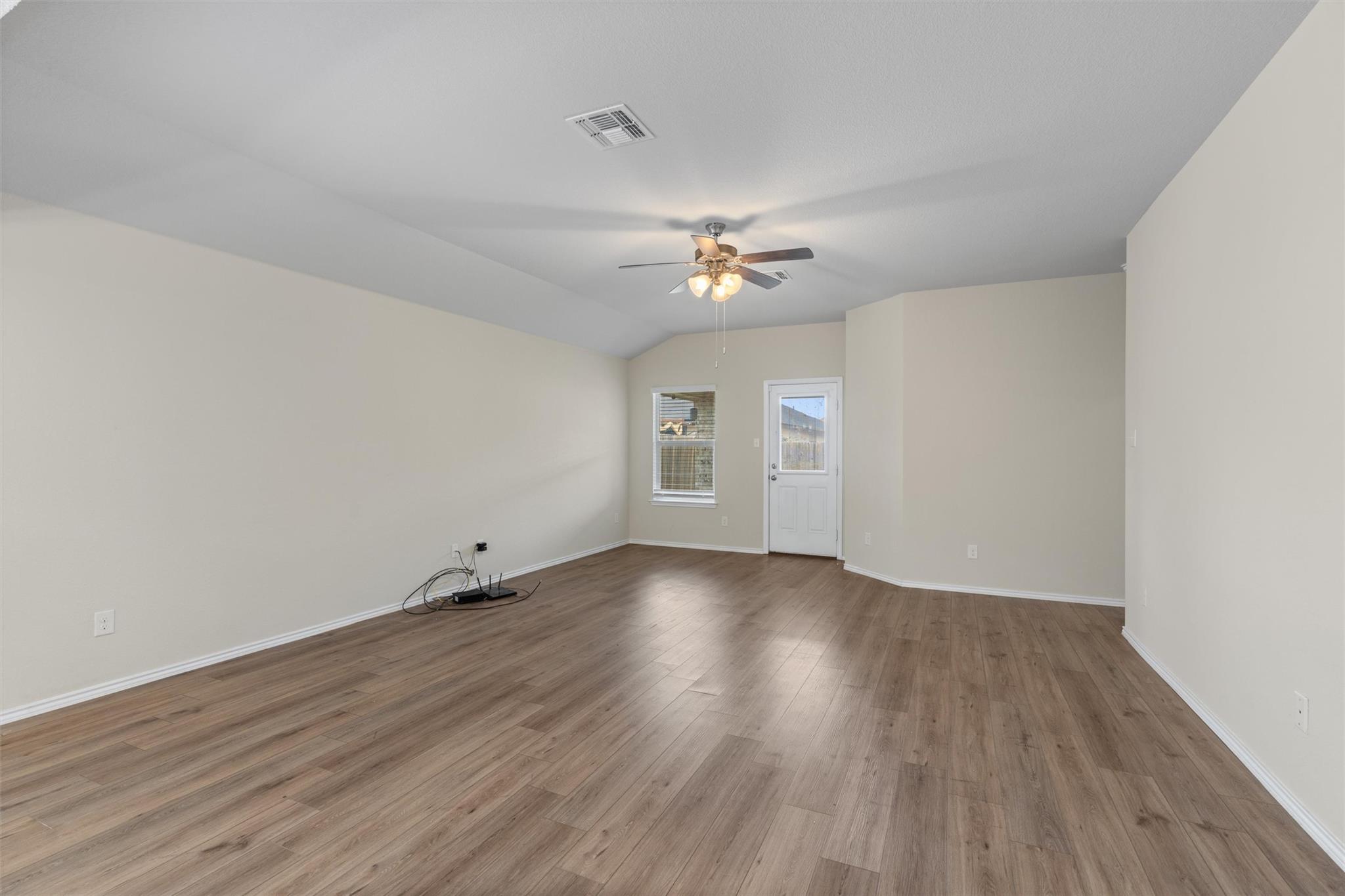 227 Reagor Dr, Taylor, TX 76574