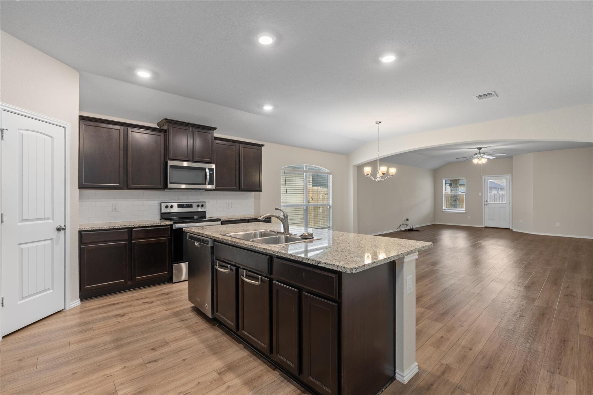 227 Reagor Dr, Taylor, TX 76574