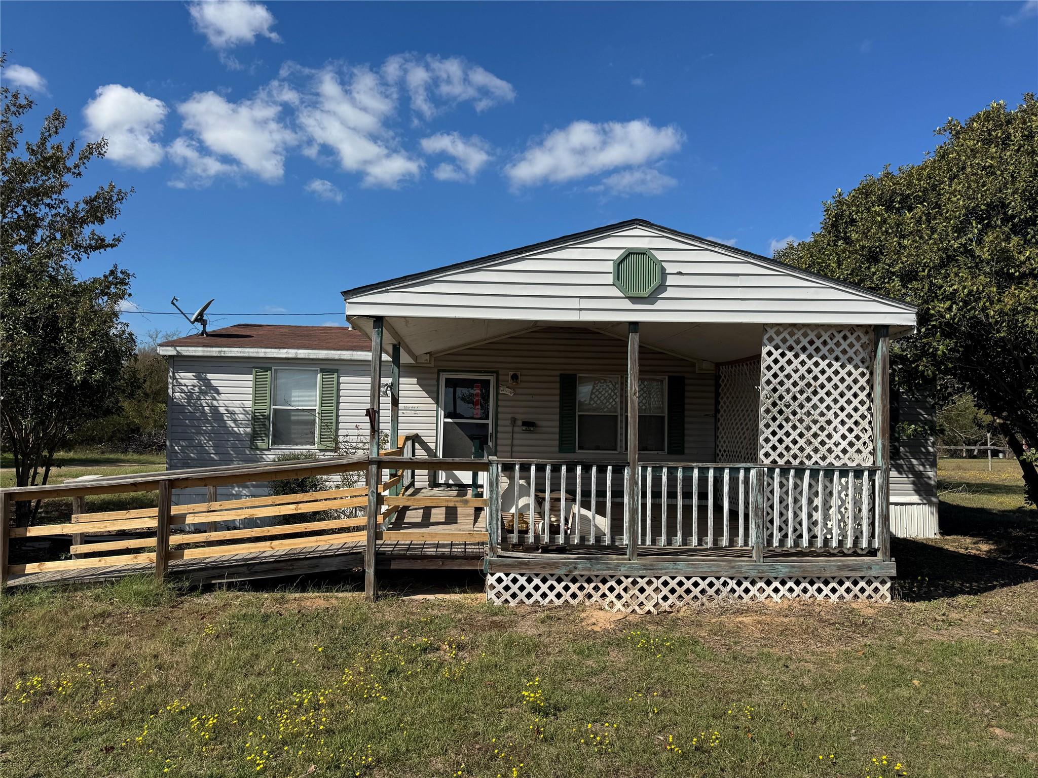 114 Speir Ln # B, Elgin, TX 78621