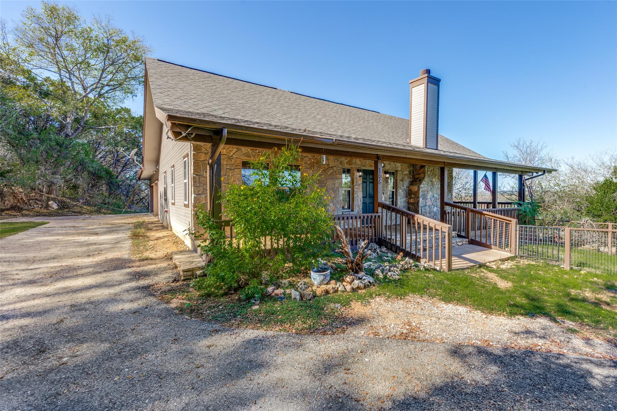 106 Redbud Dr, Spicewood, TX 78669