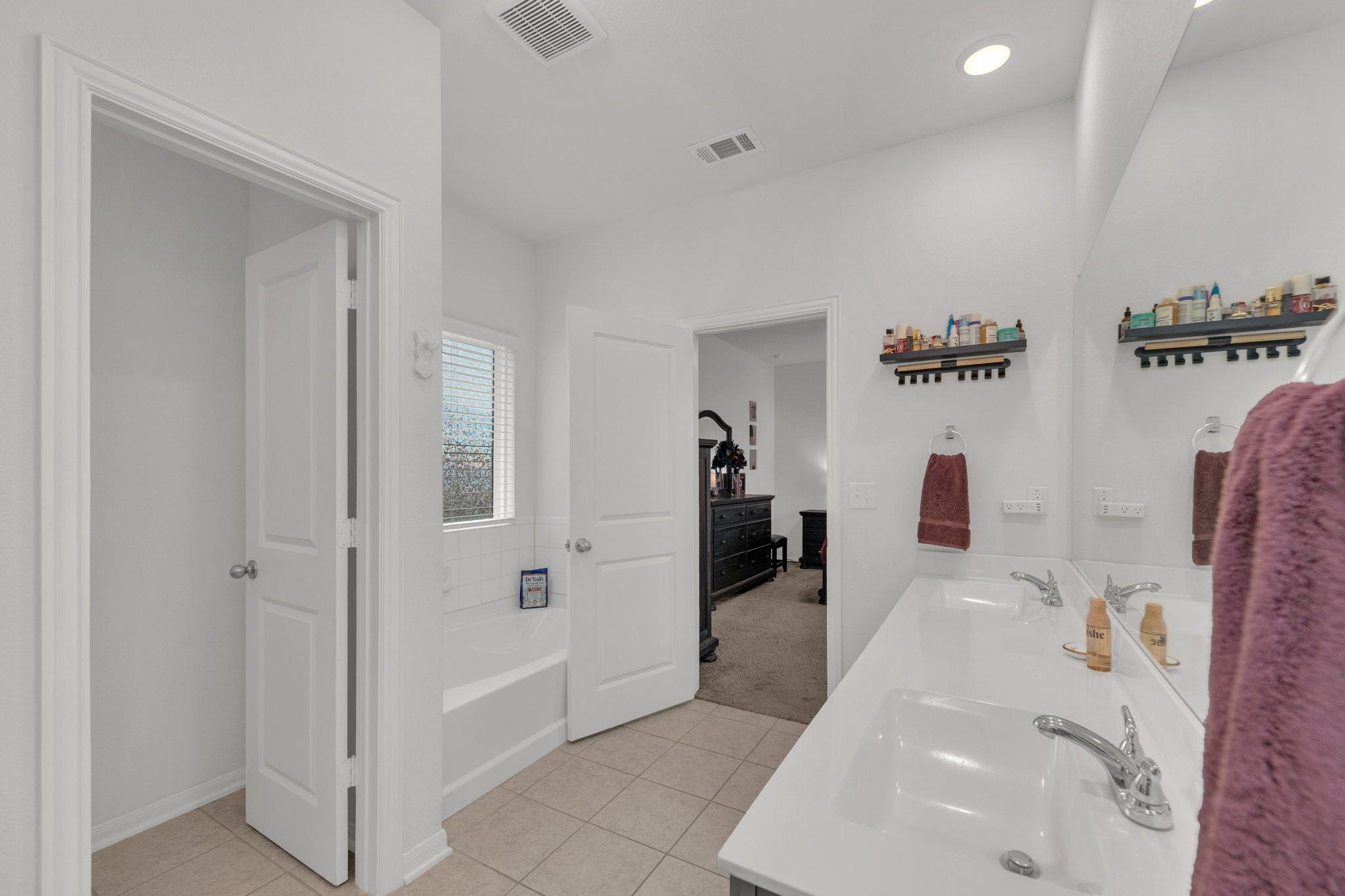 218 Oldbridge Dr, Hutto, TX 78634