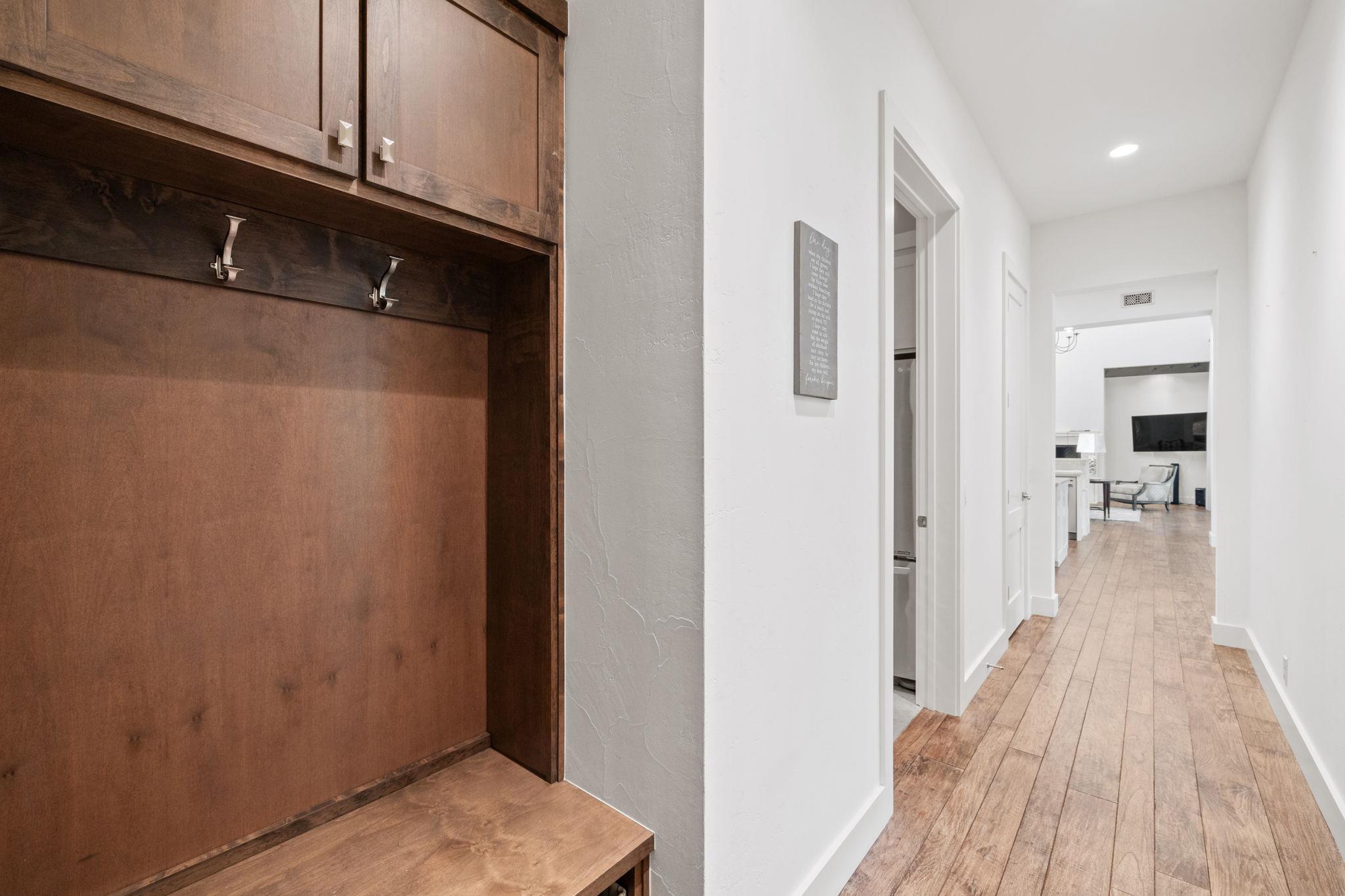 1909 Knights Chance Ln, Spicewood, TX 78669