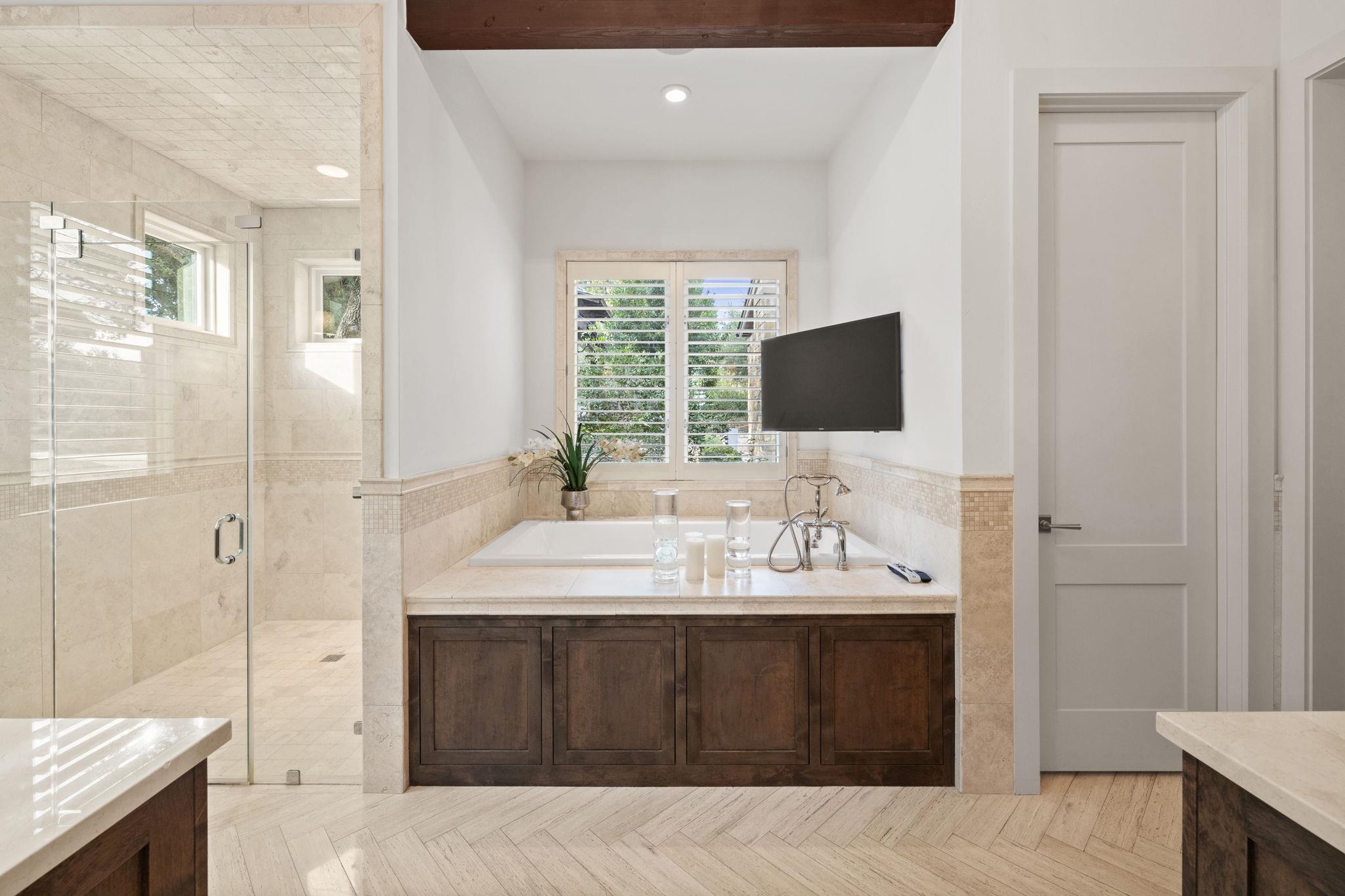 1909 Knights Chance Ln, Spicewood, TX 78669