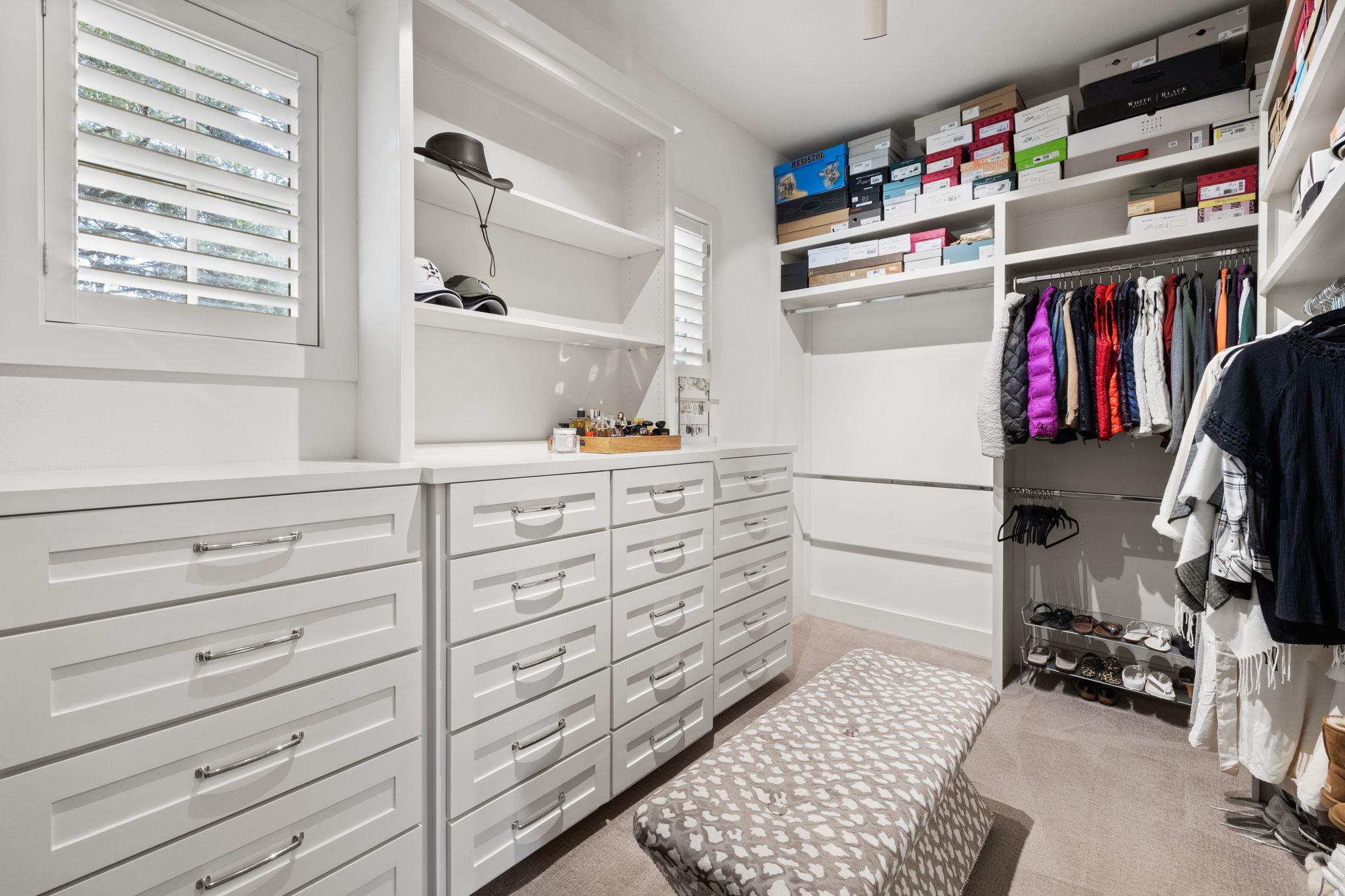 1909 Knights Chance Ln, Spicewood, TX 78669