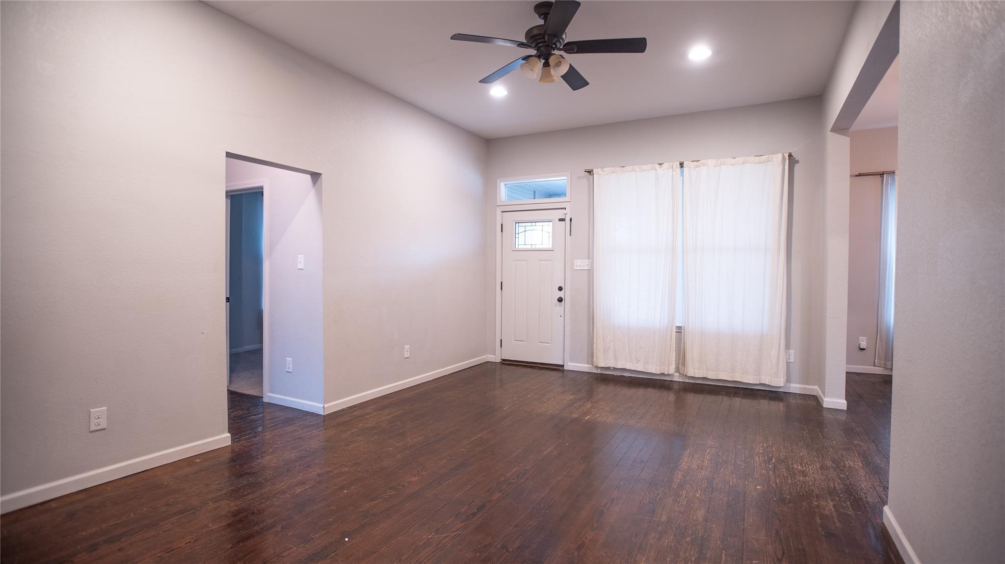 206 W 11th St, Taylor, TX 76574