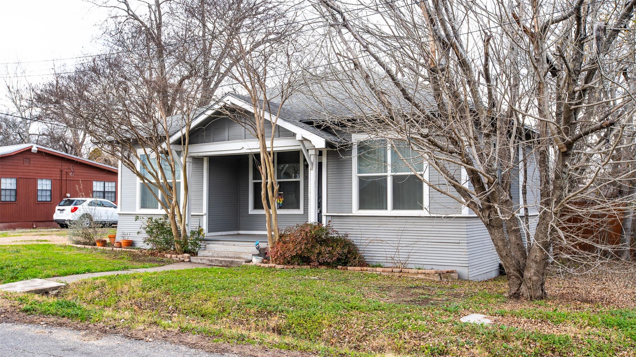 206 W 11th St, Taylor, TX 76574