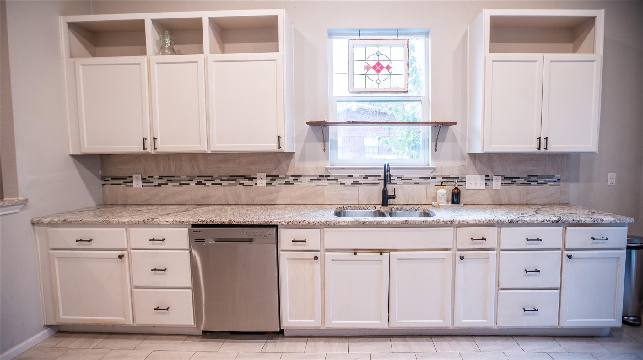 206 W 11th St, Taylor, TX 76574