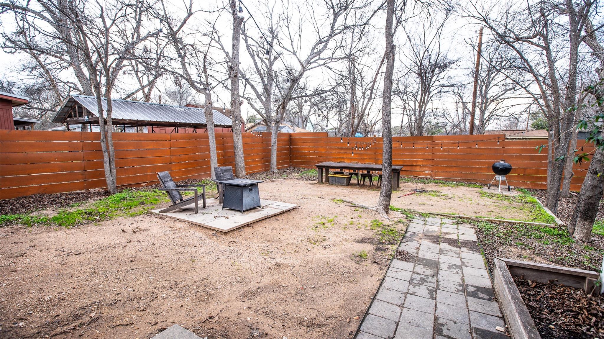 206 W 11th St, Taylor, TX 76574