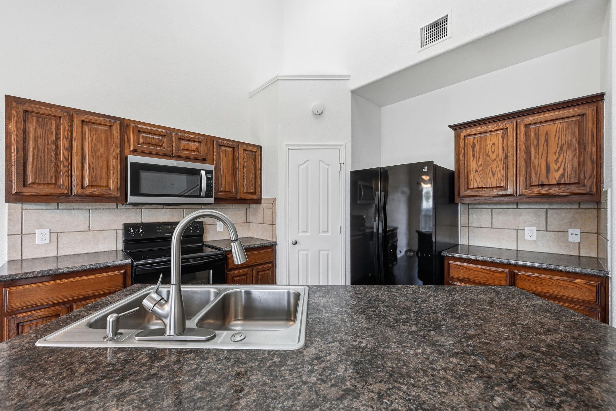 1907 Brewers Pl, Taylor, TX 76574