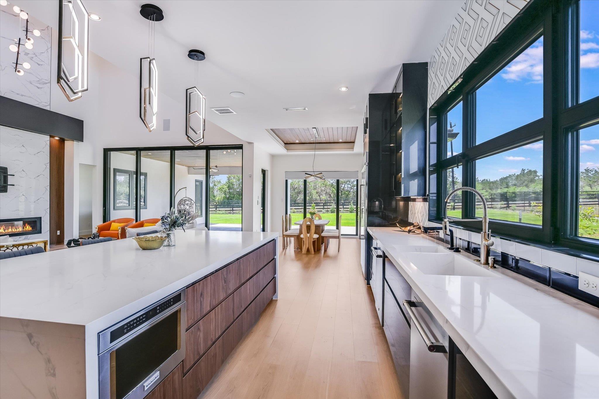 1806 Lauren Dr, Spicewood, TX 78669