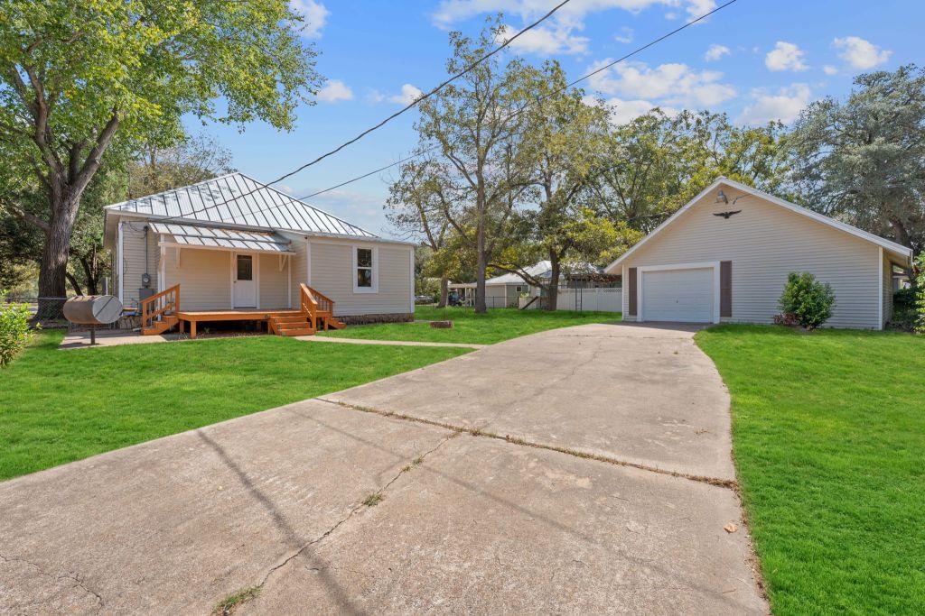 909 Hudgins St, Smithville, TX 78957