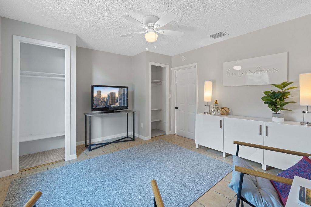 909 Hudgins St, Smithville, TX 78957