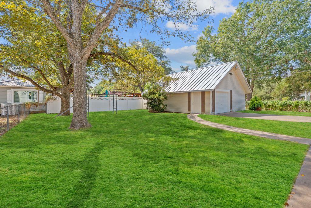 909 Hudgins St, Smithville, TX 78957