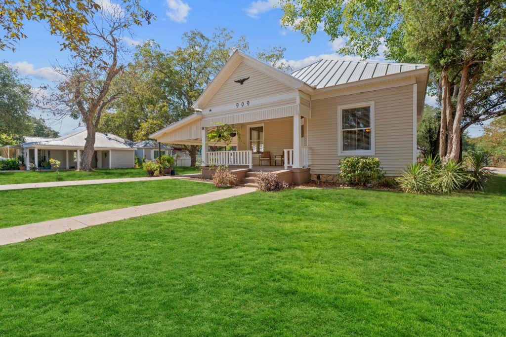 909 Hudgins St, Smithville, TX 78957