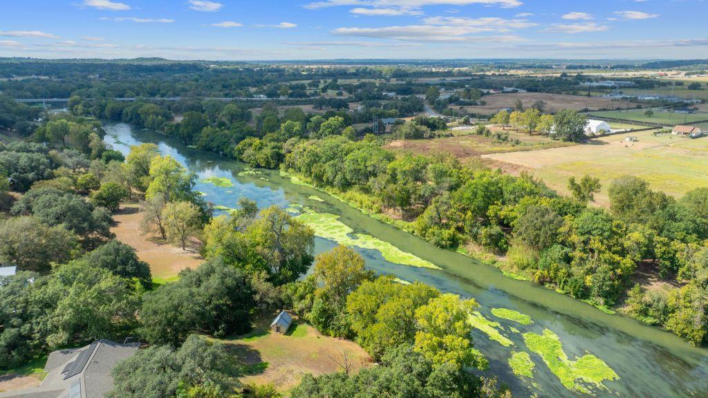 909 Hudgins St, Smithville, TX 78957