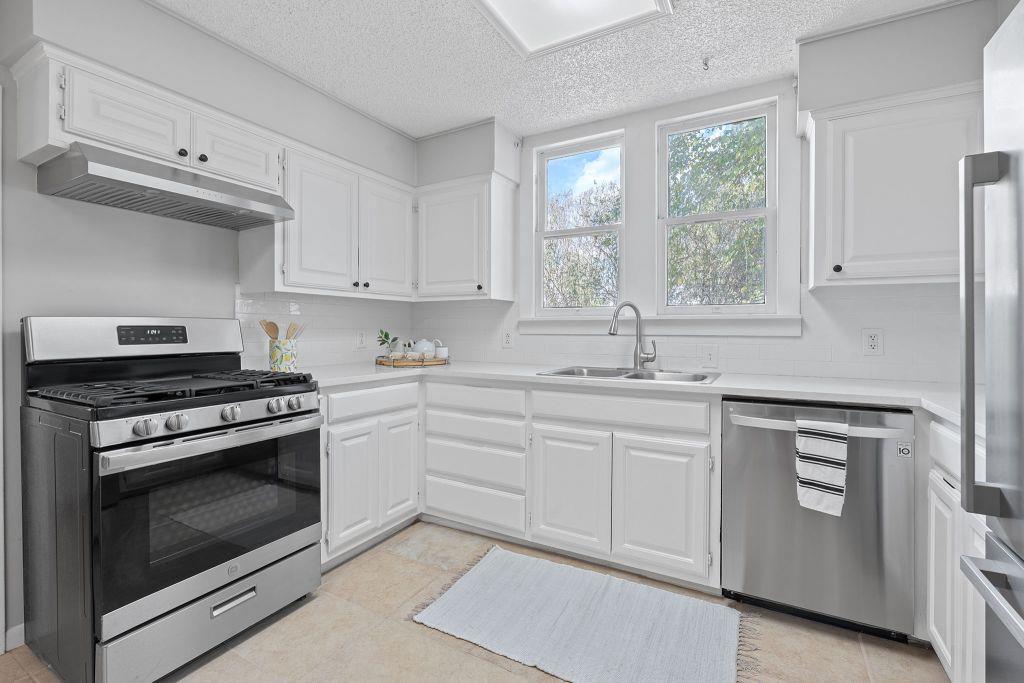 909 Hudgins St, Smithville, TX 78957