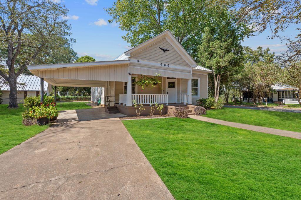 909 Hudgins St, Smithville, TX 78957