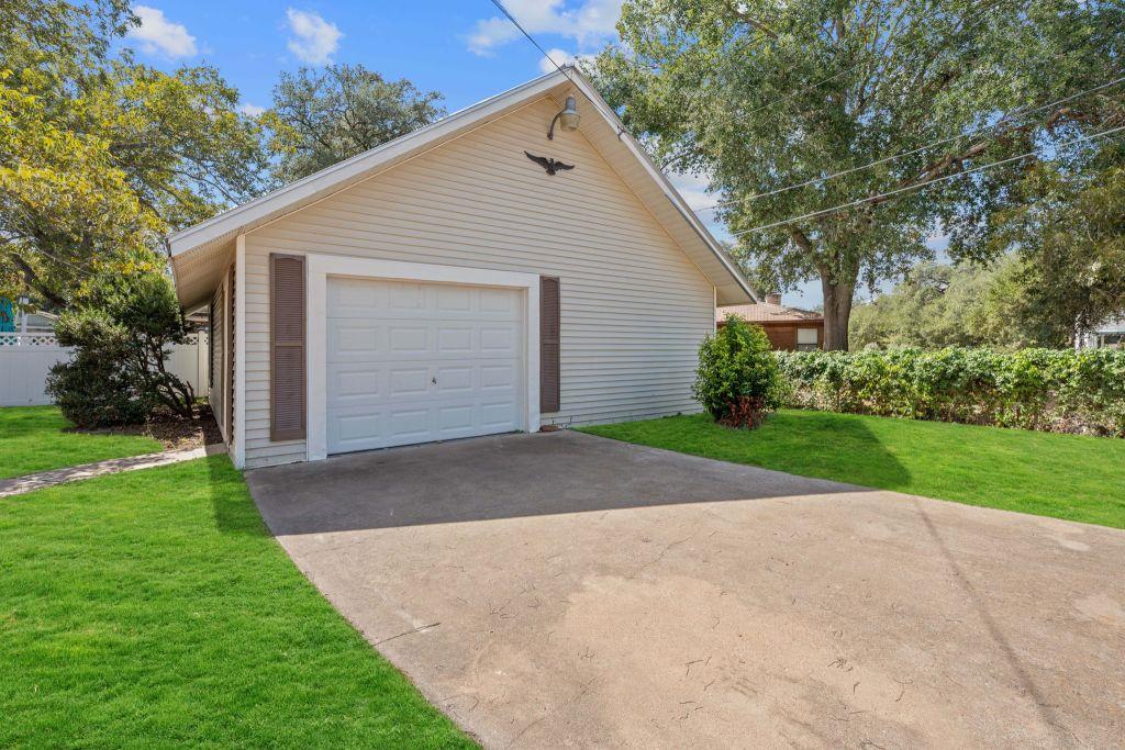 909 Hudgins St, Smithville, TX 78957