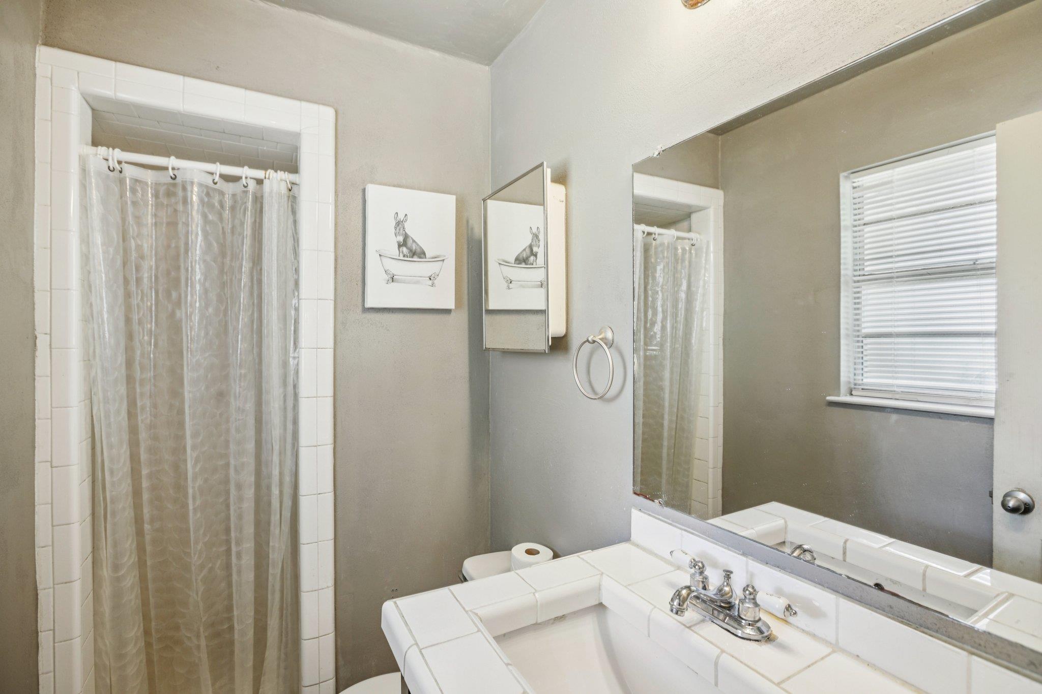 208 E Tomlinson St, Florence, TX 76527