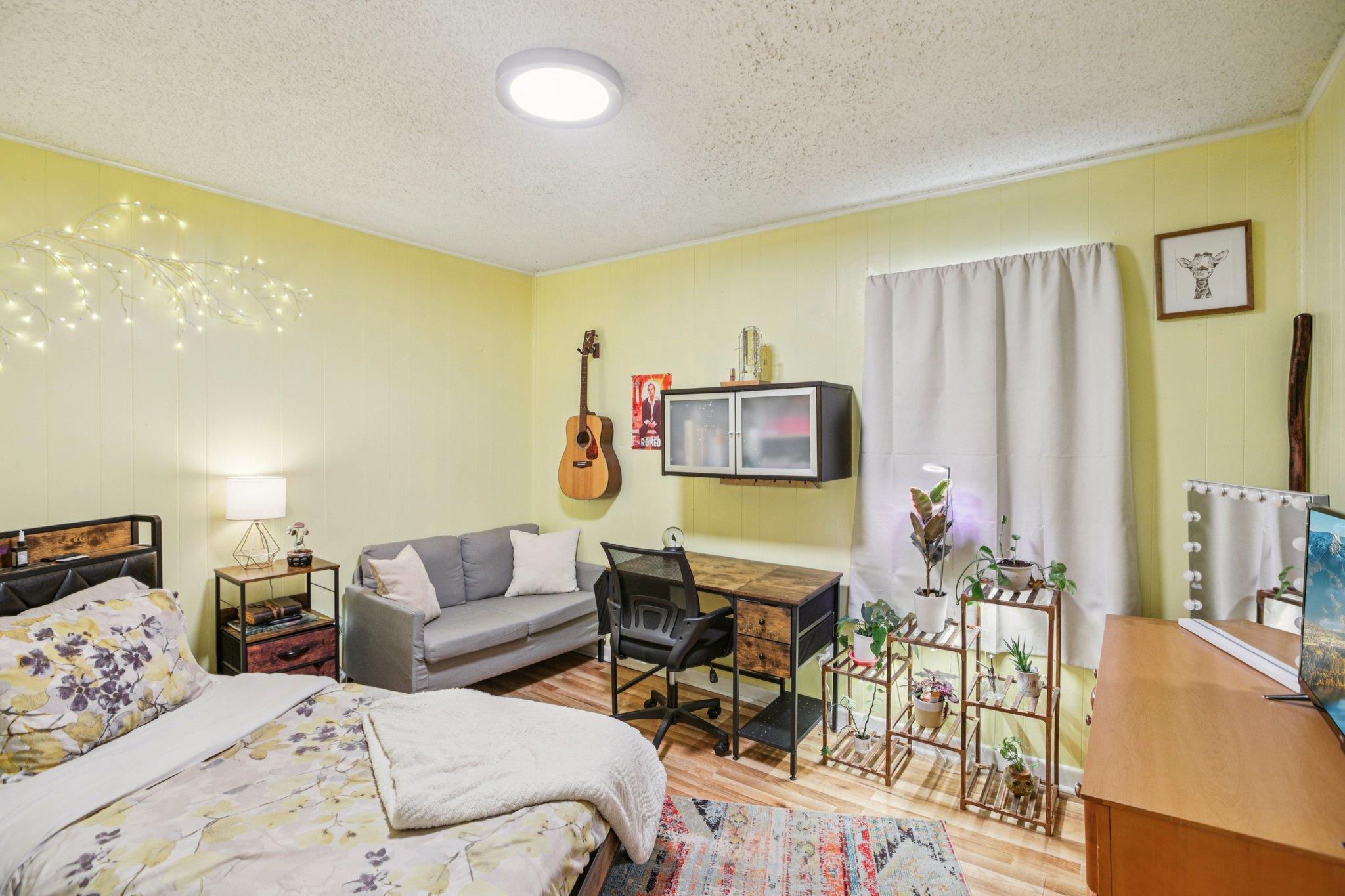 208 E Tomlinson St, Florence, TX 76527