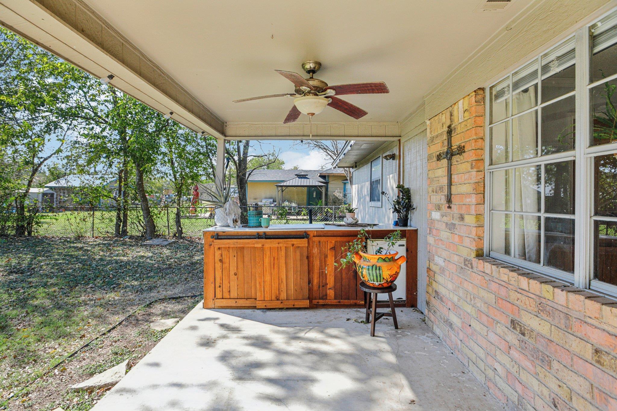 208 E Tomlinson St, Florence, TX 76527