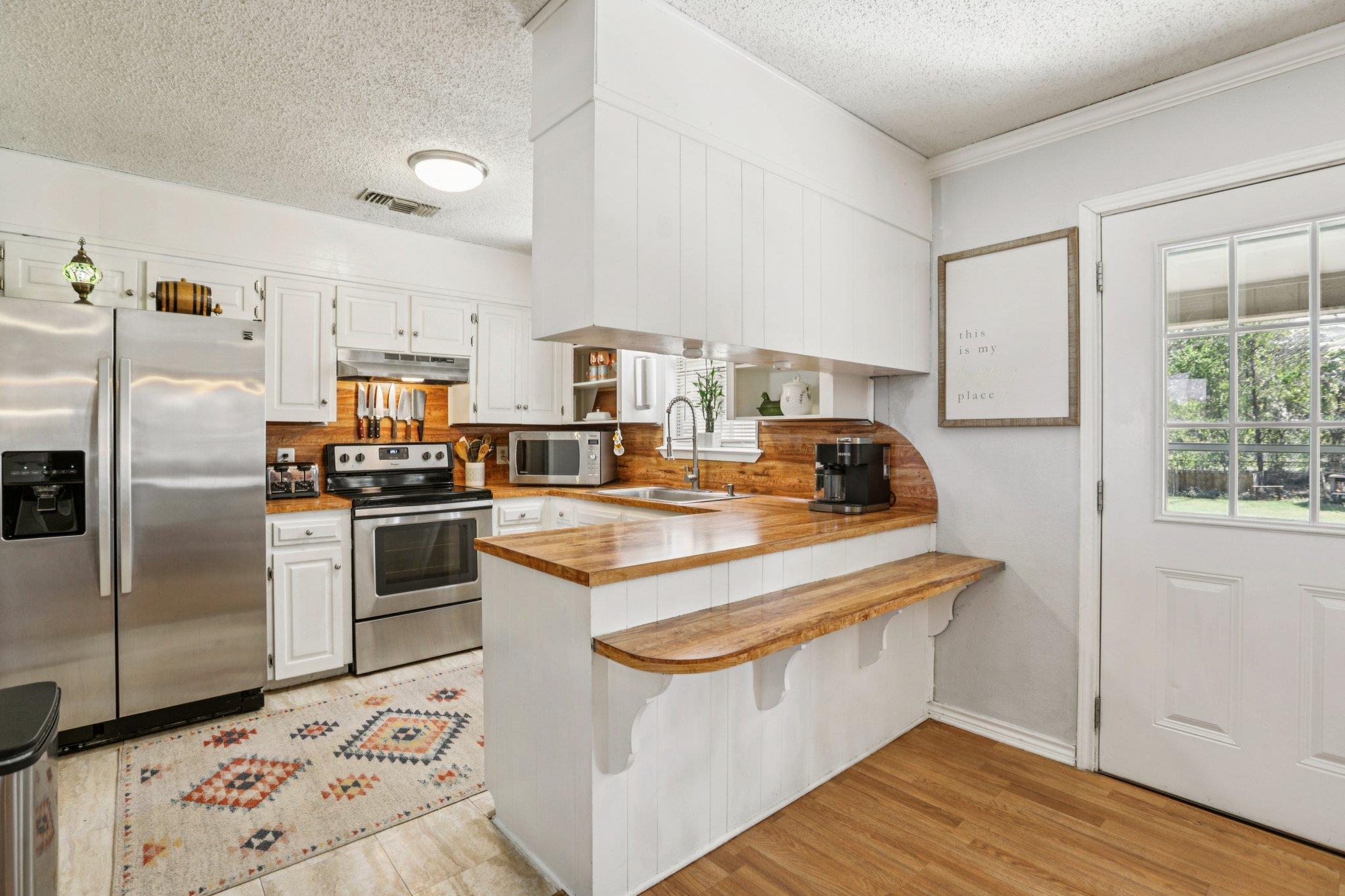 208 E Tomlinson St, Florence, TX 76527