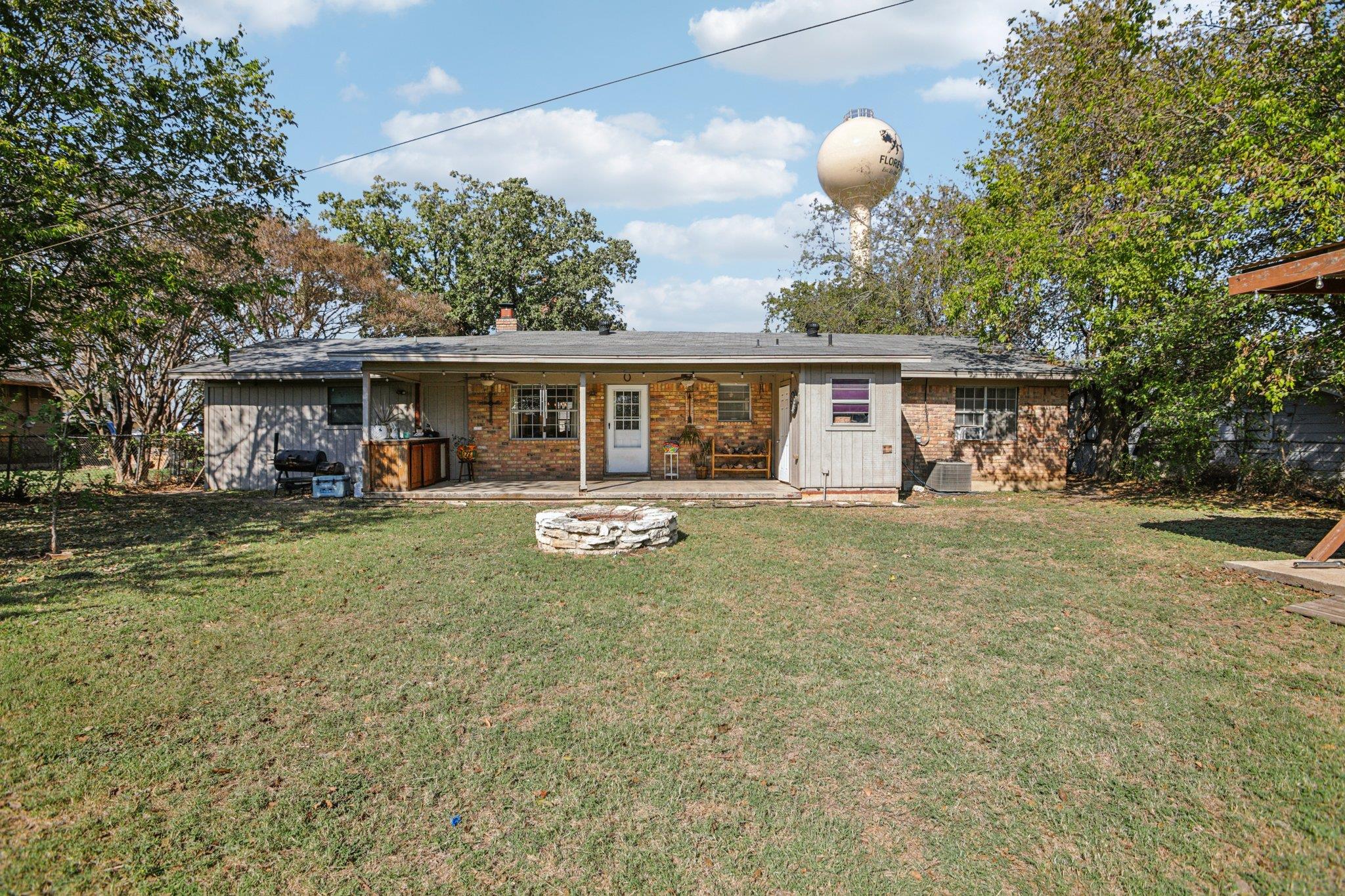 208 E Tomlinson St, Florence, TX 76527
