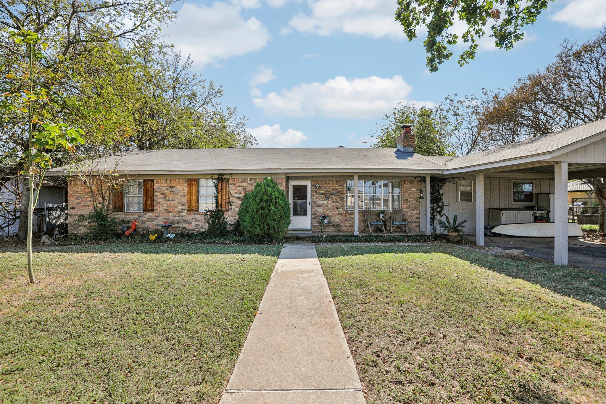 208 E Tomlinson St, Florence, TX 76527