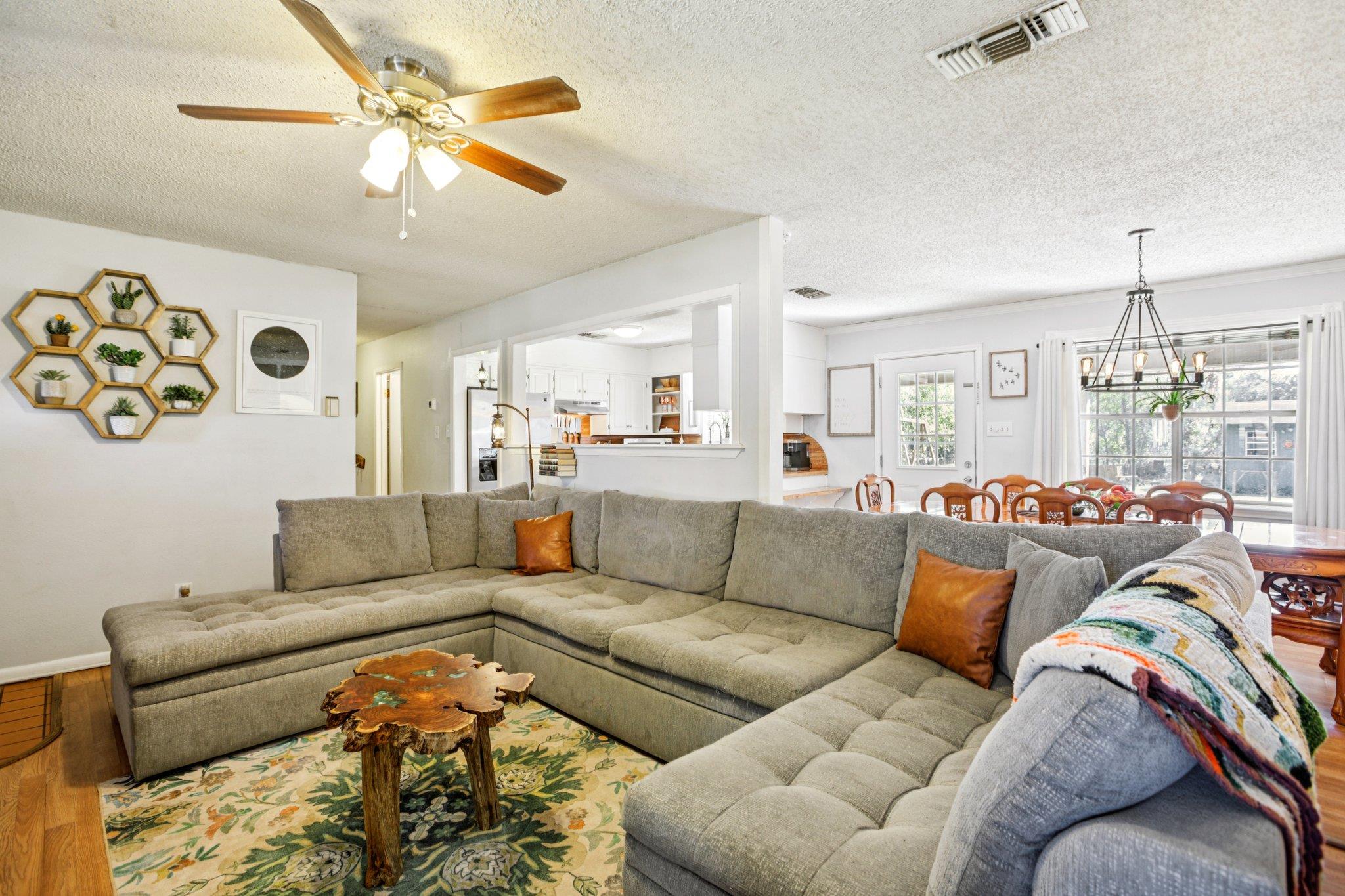 208 E Tomlinson St, Florence, TX 76527