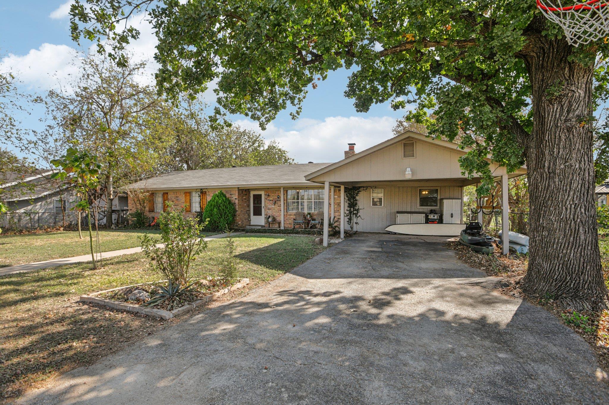 208 E Tomlinson St, Florence, TX 76527