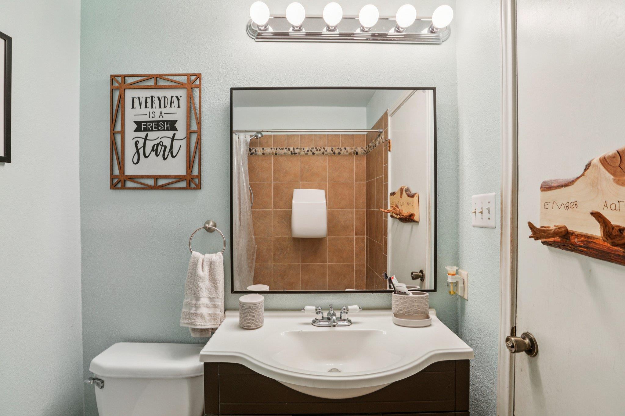 208 E Tomlinson St, Florence, TX 76527