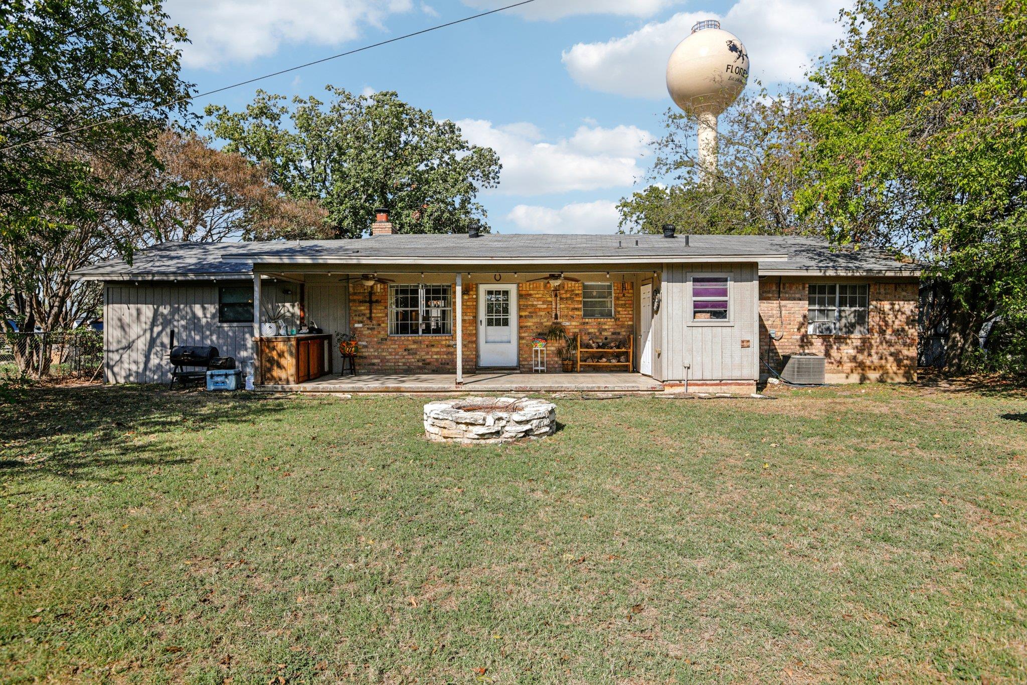 208 E Tomlinson St, Florence, TX 76527